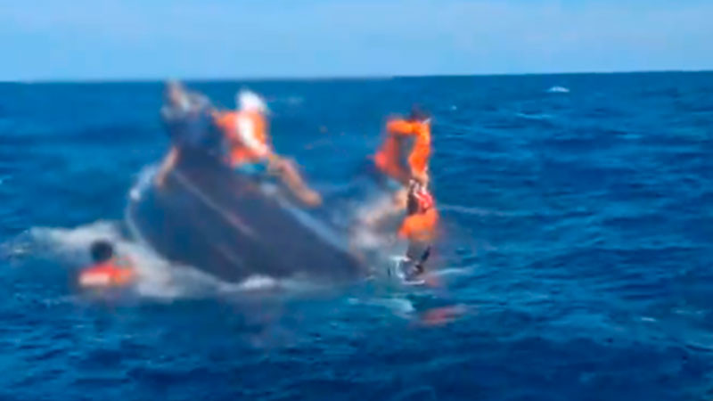 Rescatan a personas varadas mar adentro luego de que su lancha volcara en Acapulco  