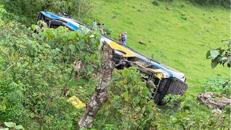 Volcadura de autobús deja un muerto y nueve heridos en Puebla 