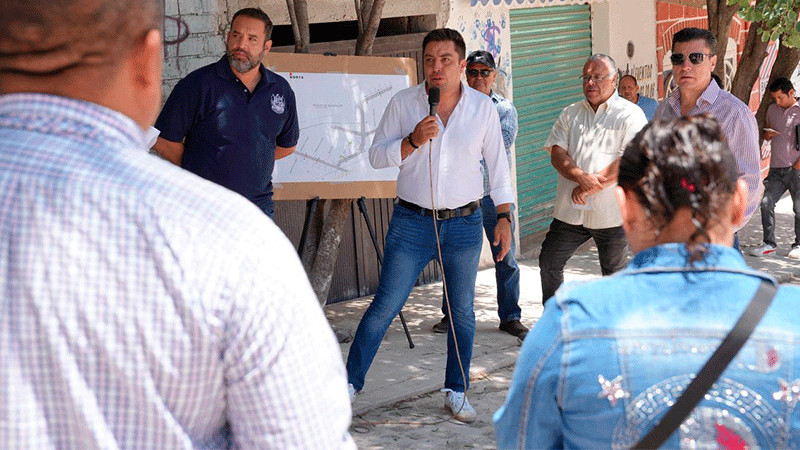 Supervisan el mejoramiento de vialidades en la colonia Rincón de Guadalupe en Corregidora 