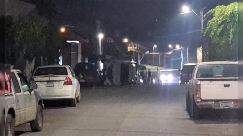 Roban camioneta, balean a policías, vuelcan y escapan, en Uruapan, Michoacán 