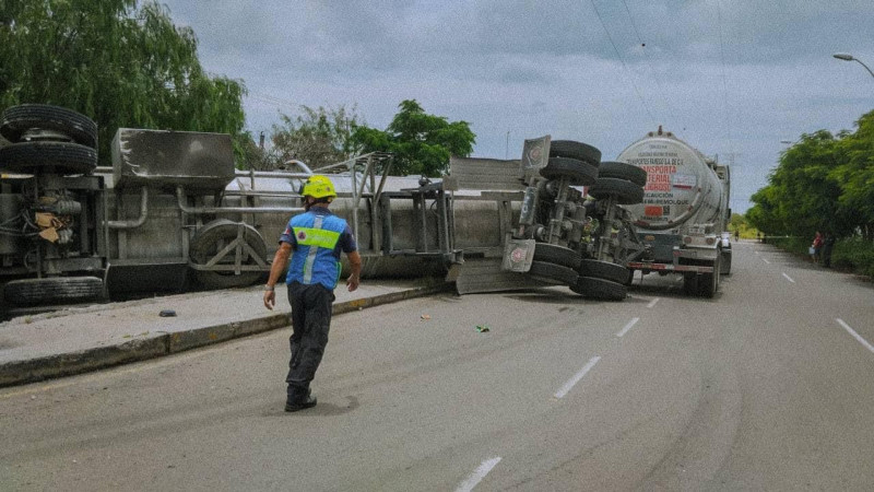 Vuelca autotanque con combustible en la avenida La Luz, en Querétaro  