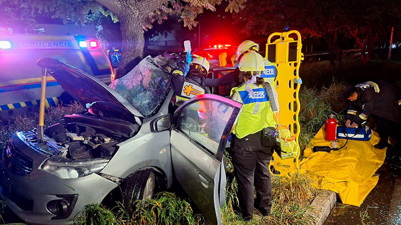 Auto choca contra un árbol en Paseo de la República en Querétaro 