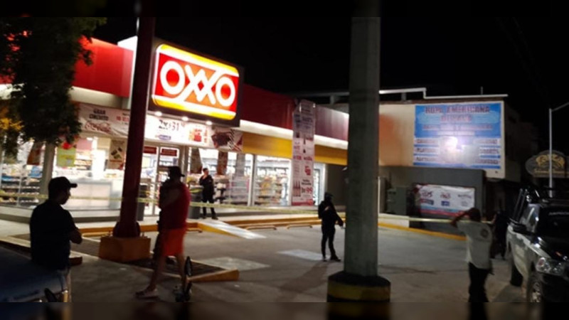 Quitan la vida a balazos a un joven, afuera de OXXO en Aquila, Michoacán 