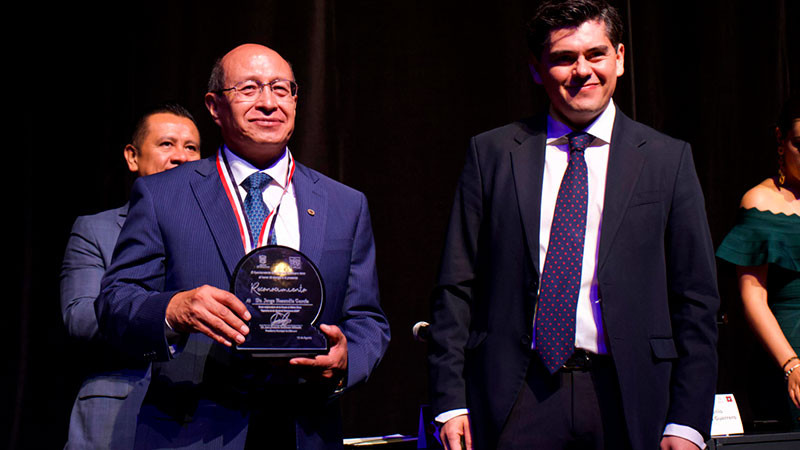 Magistrado presidente Jorge Reséndiz García recibe la Presea al Mérito Cívico 2024 en Zitácuaro 