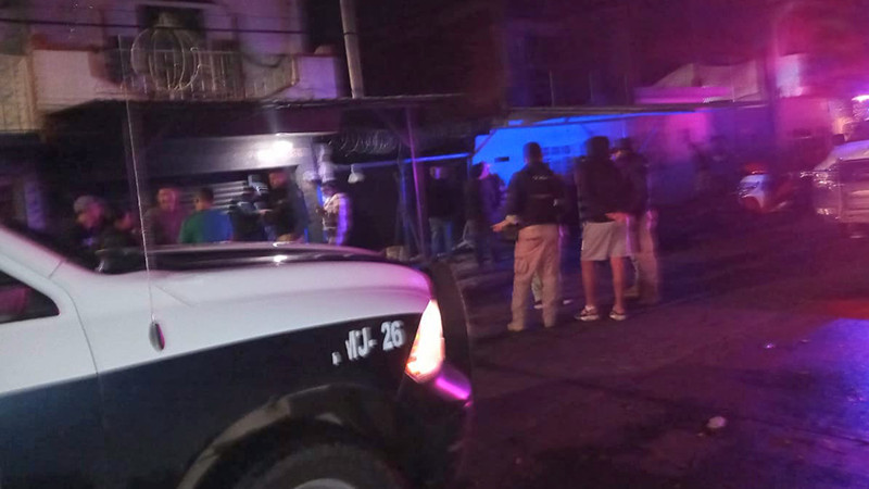 Lanzan bombas incendiarias contra tienda en Uruapan, Michoacán 