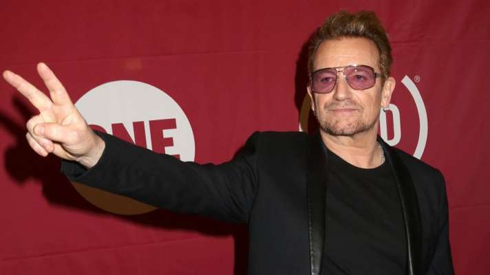 Bono, vocalista de la banda U2, recibe el premio “Mujer del Año” 