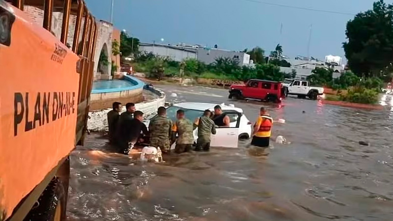 Fuertes lluvias en Sinaloa dejan saldo de un muerto, autos varados y árboles caídos 