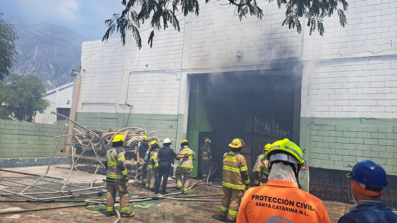 Se incendia bodega en Santa Catarina, NL; se intoxican 30 personas 