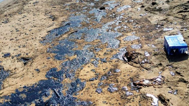 Cierran Playa del Sol cercana a la refinería Olmeca de Dos Bocas, por residuos de chapopote  