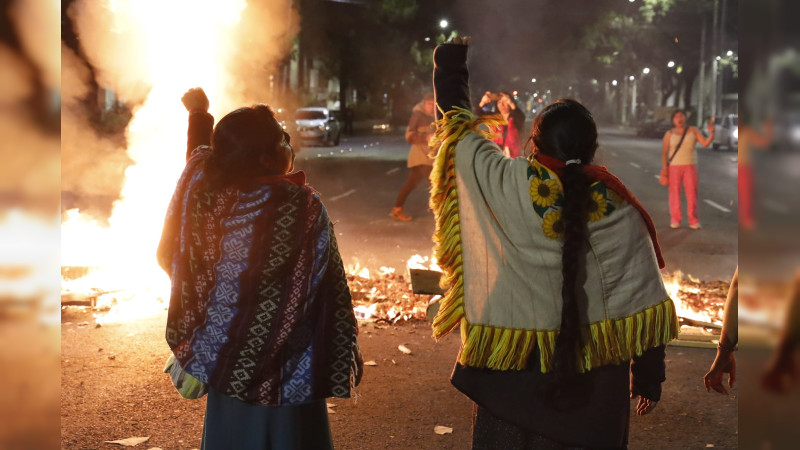 Denuncian “levantón” de 6 policías comunales de Tangamandapio, Michoacán: Pobladores bloquean carretera Zamora - Los Reyes 