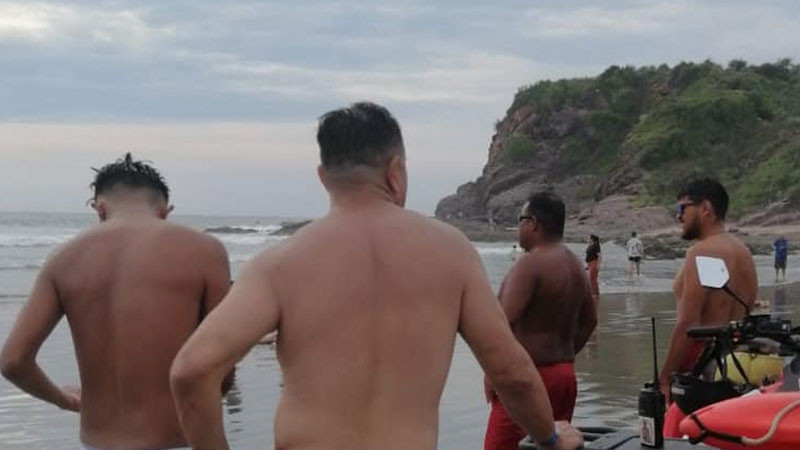 Salvavidas de Mazatlán ponen a salvo a tres personas  