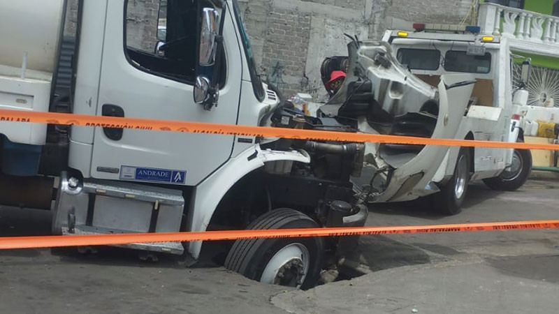 Se forma socavón por fuga de aguas negras en Iztapalapa 