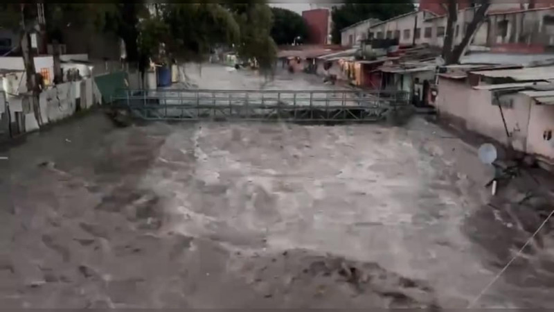 Por lluvias se desborda el Río de los Remedios entre Naucalpan y Tlalnepantla 