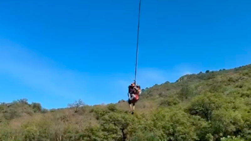 Rescatan a joven tras fallar su paracaídas en Nuevo León 