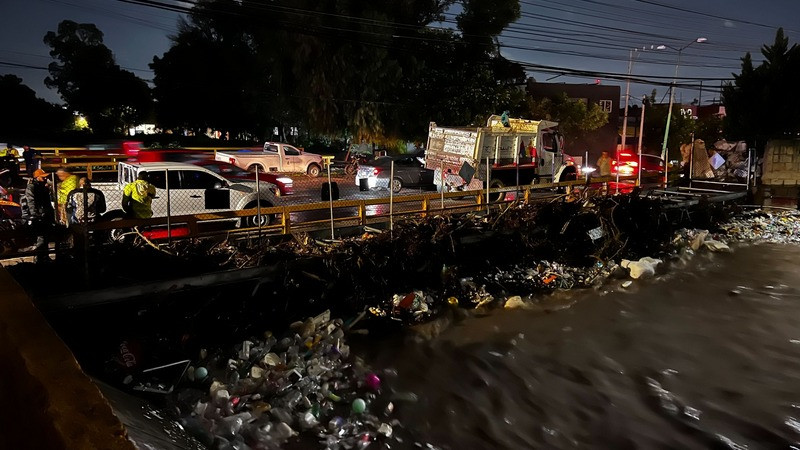 Lluvias causan desbordamiento del Río de Remedios entre Naucalpan y Tlalnepantla 