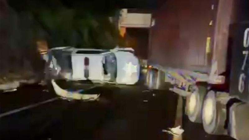 Tráiler choca patrulla en la Siglo XXI, hay dos policías heridos 
