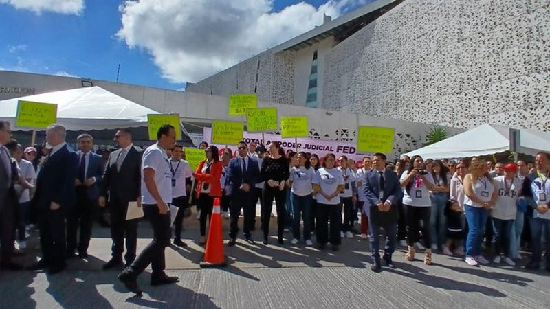 AMLO se manifiesta en contra de suspender salario a trabajadores del Poder Judicial en paro 