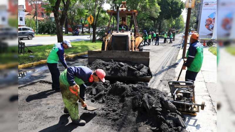 Atiende Gobierno de Morelia reporte ciudadano de bacheo en Av. Camelinas