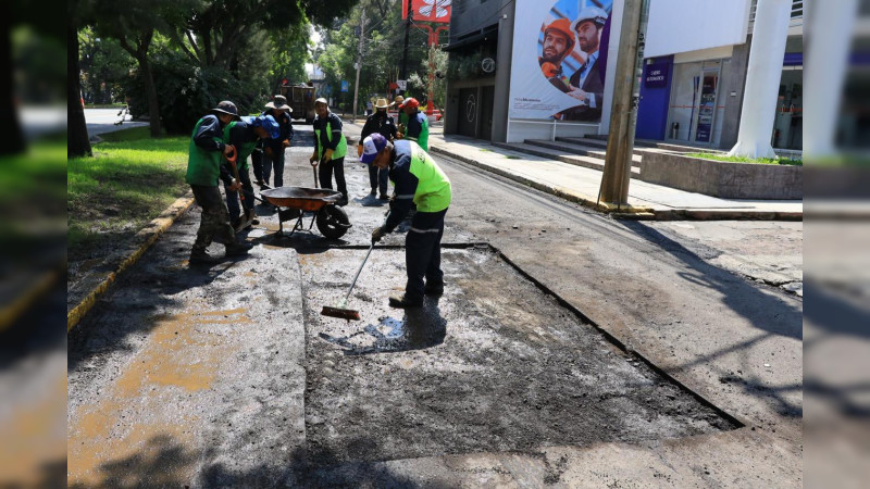 Atiende Gobierno de Morelia reporte ciudadano de bacheo en Av. Camelinas