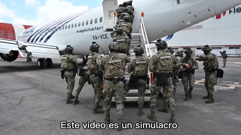  Elementos de seguridad realizan simulacro de secuestro de avión en el AICM