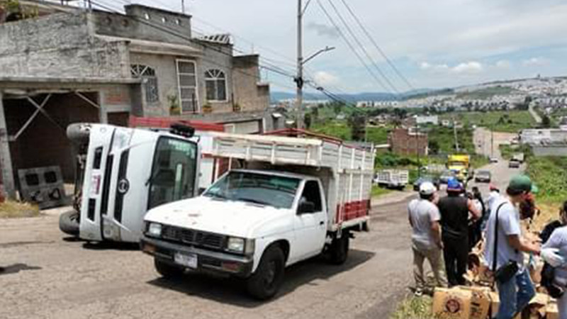 Vecinos hacen su agosto en Morelia, Michoacán: Vuelca camión de cervezas y se despachan con la cuchara grande 