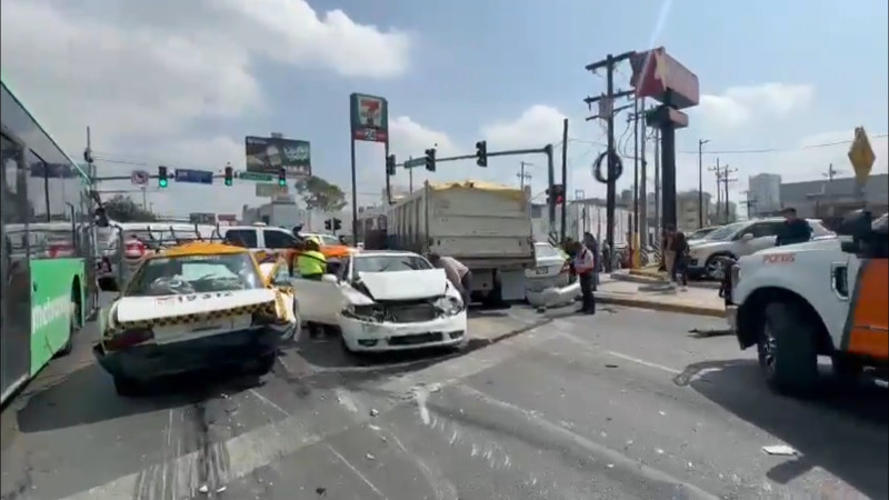 Camión se impacta contra 9 vehículos tras quedarse sin frenos en Monterrey; hay 7 lesionados 