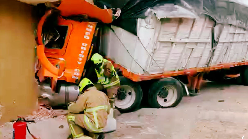 Tráiler choca contra casa en Oaxaca; hay una mujer muerta y cuatro lesionados 