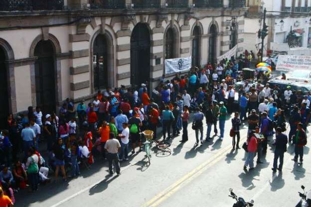 Integrantes de la CNTE bloquean avenida frente al Congreso de Michoacán - Foto 0 