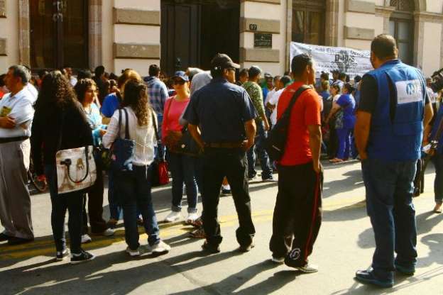 Integrantes de la CNTE bloquean avenida frente al Congreso de Michoacán - Foto 1 