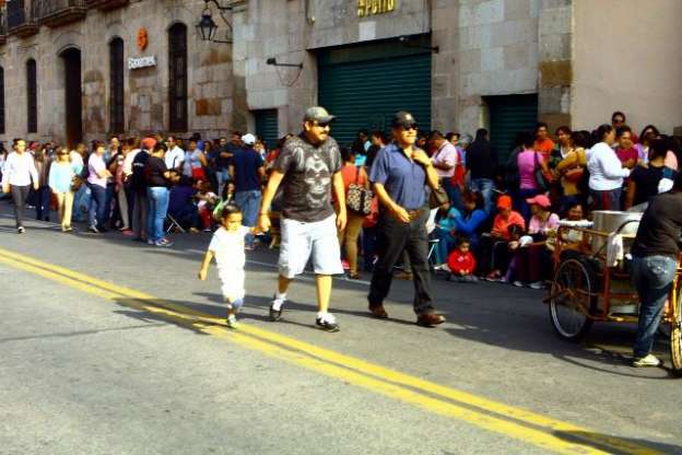 Integrantes de la CNTE bloquean avenida frente al Congreso de Michoacán - Foto 2 