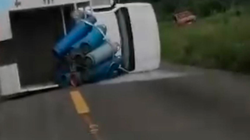 Vuelca camión repartidor de gas LP en Zacapu, Michoacán; solo hubo daños materiales  