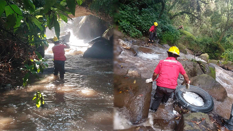 Bomberos de Zitácuaro, Michoacán, buscan a persona arrastrada por un río 