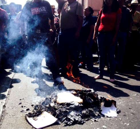 Maestros queman exámenes afuera del Congreso de Michoacán 