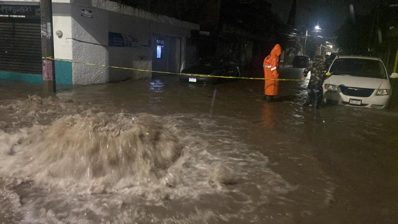 Fuerte lluvia deja inundaciones en Morelia, Michoacán 