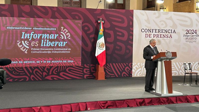 Periodismo debe estar más cerca del pueblo y distante del poder: AMLO 