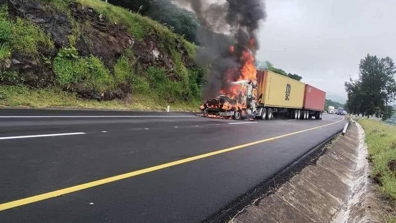 Se incendia tráiler en la autopista de Occidente; solo habría daños materiales 