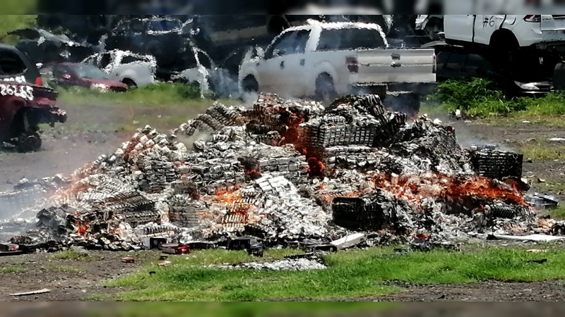 Incineran piratería y químicos ilícitos en Apatzingán, Michoacán 