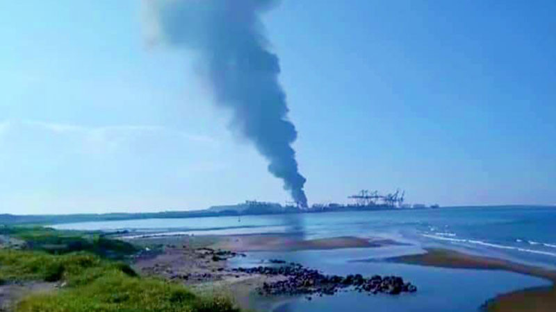 Se incendia recinto portuario de Veracruz; no hay lesionados 