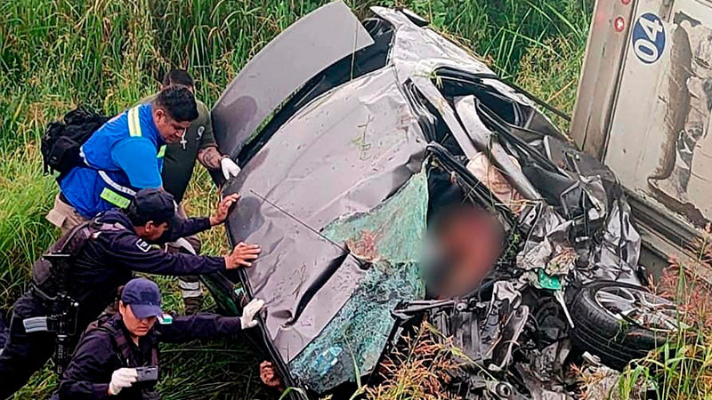 Familia se accidenta en la Morelia-Zinapécuaro; hay un muerto y cuatro heridos 