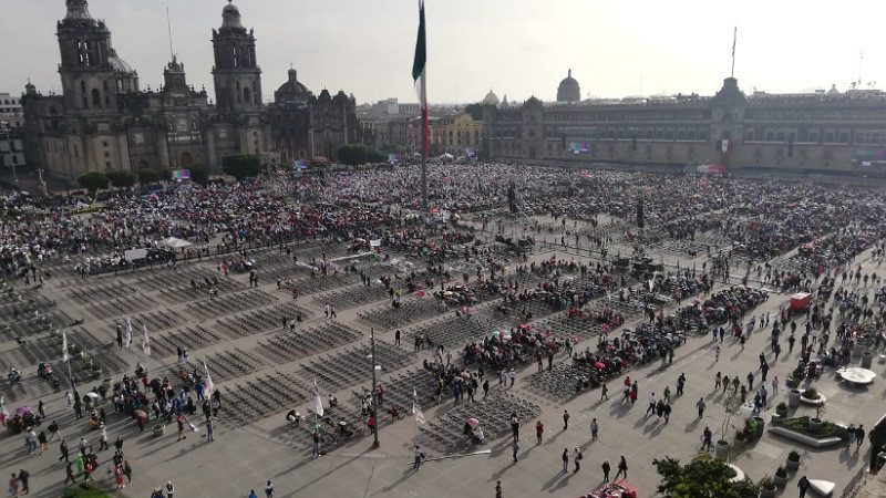Simpatizantes de AMLO corren en la plancha del Zócalo para alcanzar lugar en su último informe 