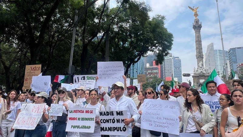 Trabajadores del Poder Judicial y estudiantes marchan contra reforma de AMLO 