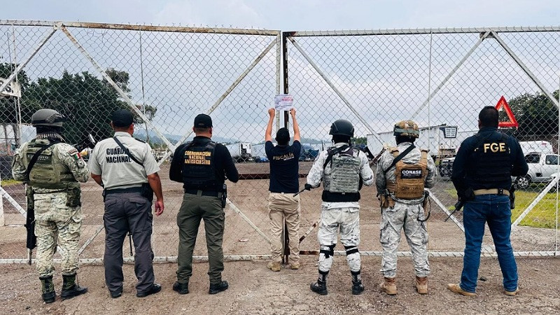 En Uruapan, Michoacán, aseguran sustancia ilícita y 5 vehículos con reporte de robo y alteraciones en sus medios de identificación 