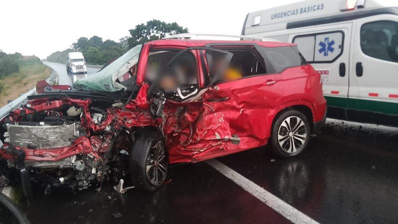 Choque deja 4 lesionados y una fallecida en autopista Pátzcuaro - Cuitzeo
