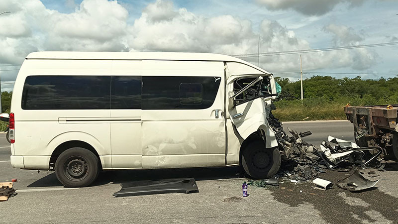 Conductor queda prensado tras chocar contra un camión en la carretera Mérida- Progreso 