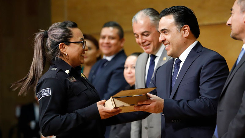 Ascienden de grado 24 policías y 13 titulados TSU en Policía Preventivo de Querétaro  