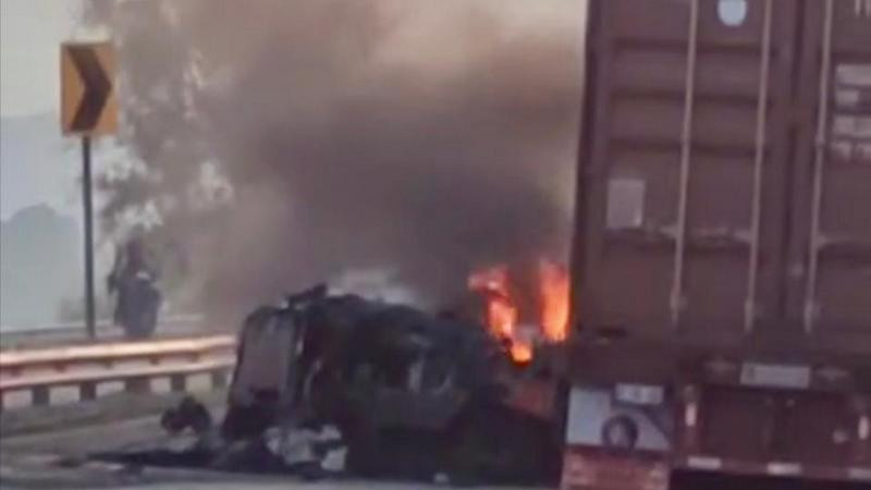 Chocan tráileres en la autopista de Occidente; habría al menos una persona sin vida 