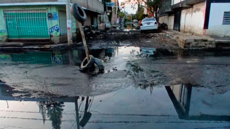 Se vuelven a inundar tres colonias en Chalco; usan lanchas para rescatar habitantes 