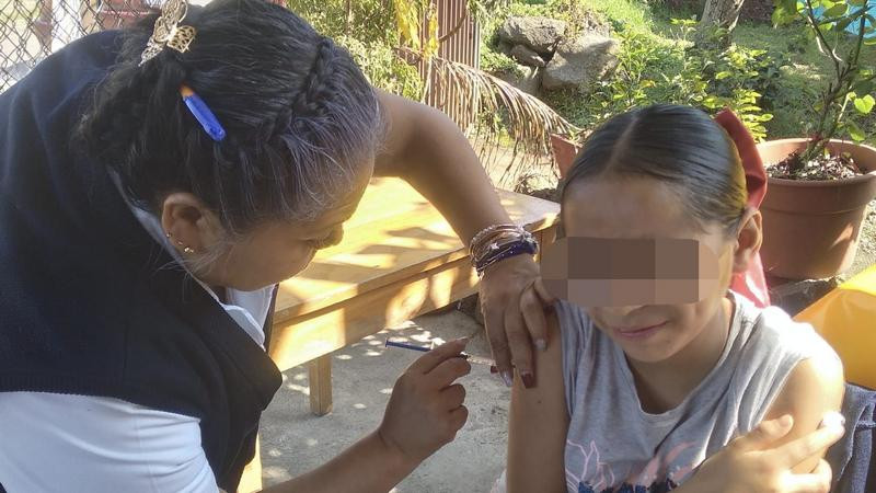 Vacunan a niñas de quinto grado contra Virus de Papiloma Humano en Uruapan  