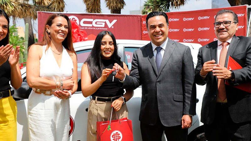 Entregan automóvil a ganadora del sorteo de la Carrera Nocturna CGV 2024 