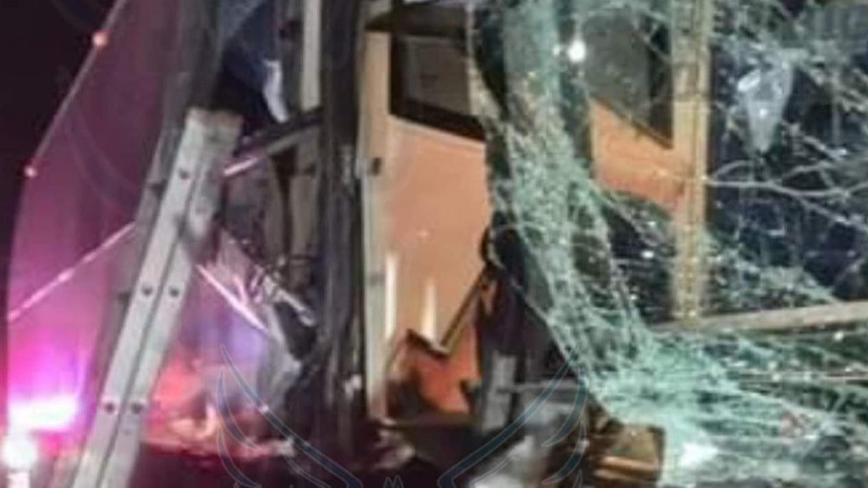 Choque entre camión de pasajeros y tráiler en la Siglo XXI deja 12 heridos  